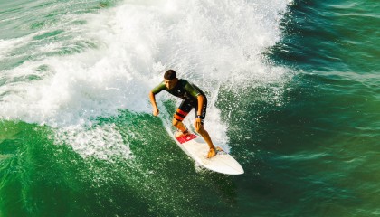 九游游戏中心-《新兴游戏崛起：电竞界的下一匹黑马》，游戏新星