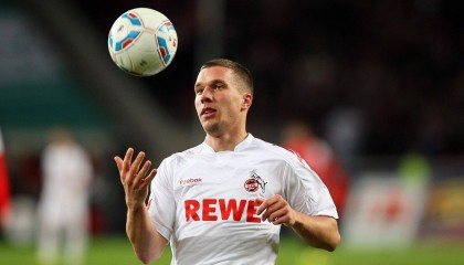 九游娱乐(jiuyou)官网-明星运动员：赛场边的微笑故事，运动场上的明星