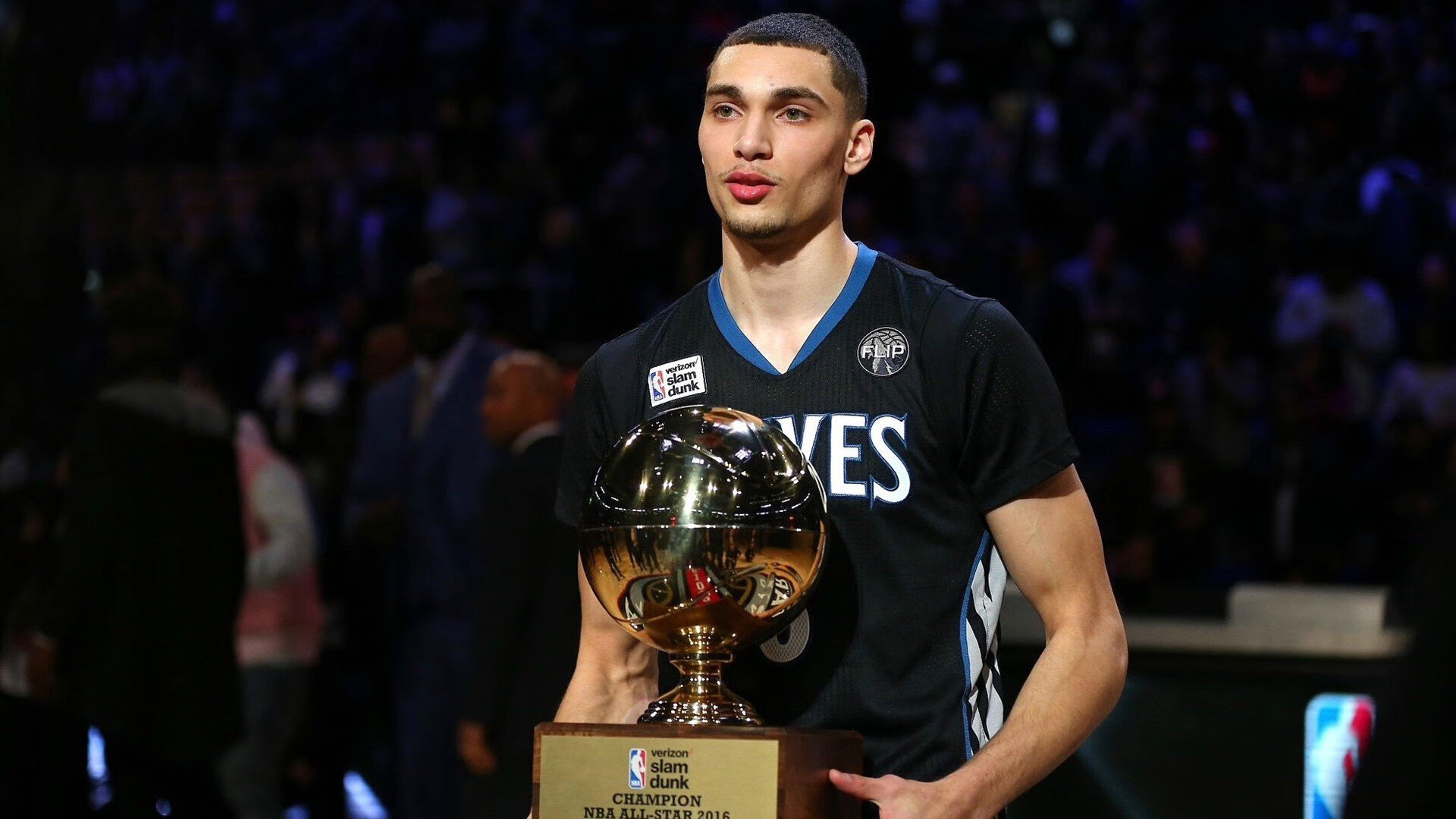 观众席上的热情互动掀起高潮,观众热烈